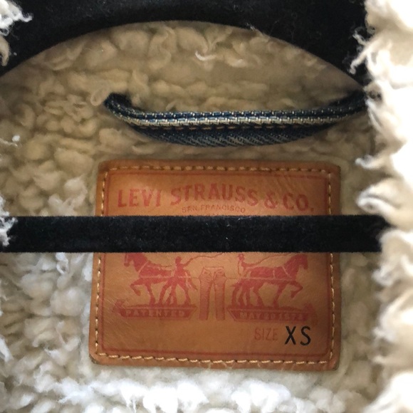 Levi’s Xs Jean jacket with fur collar! - Picture 2 of 3